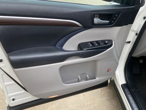 Used 2015 Toyota Highlander Limited Platinum image 12