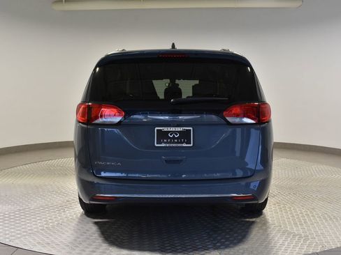 Used 2020 Chrysler Pacifica Touring-L Plus image 4