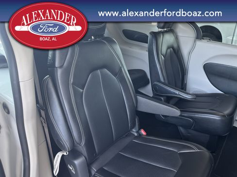 Used 2024 Chrysler Pacifica Touring-L image 17