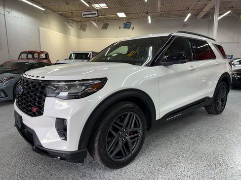 Used 2025 Ford Explorer ST AWD/4WD image 1