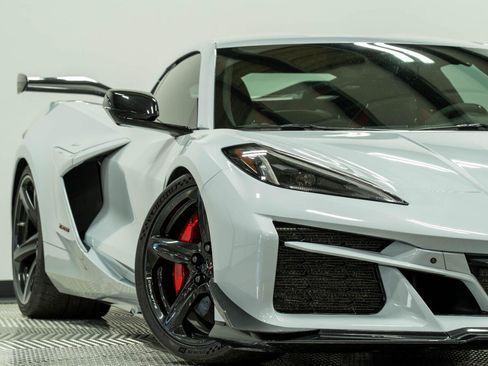 Used 2023 Chevrolet Corvette Z06 w/ Z07 Performance Package RWD image 2