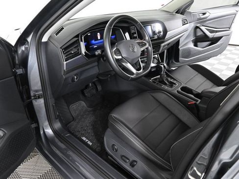 Certified 2023 Volkswagen Jetta SE w/ Panoramic Sunroof Package image 18