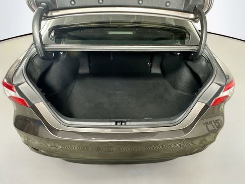 Used 2018 Toyota Camry LE image 28