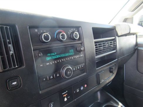 Used 2018 Chevrolet Express 2500 Extended image 18