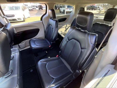 Used 2024 Chrysler Pacifica Touring-L image 19