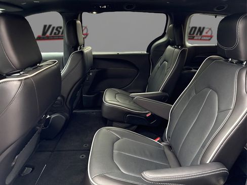 Used 2024 Chrysler Pacifica Limited w/ S Appearance Package image 10