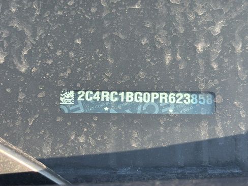Used 2023 Chrysler Pacifica Touring-L FWD image 2