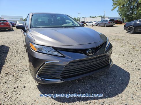 Used 2022 Toyota Camry XLE w/ Navigation Package FWD image 4