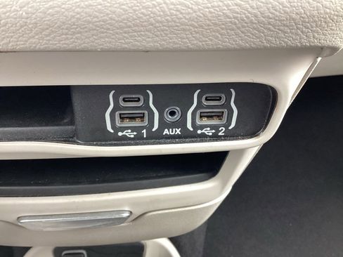 Used 2023 Chrysler Pacifica Touring-L image 12