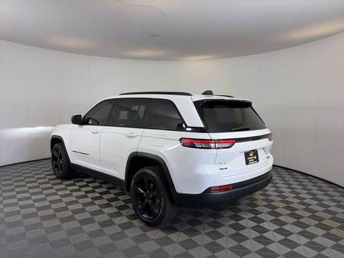 Used 2024 Jeep Grand Cherokee Limited w/ Black Appearance Package AWD/4WD image 8
