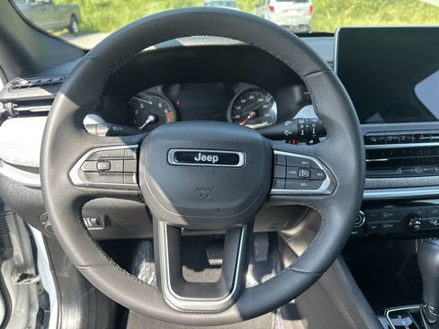 Used 2024 Jeep Compass Latitude image 14
