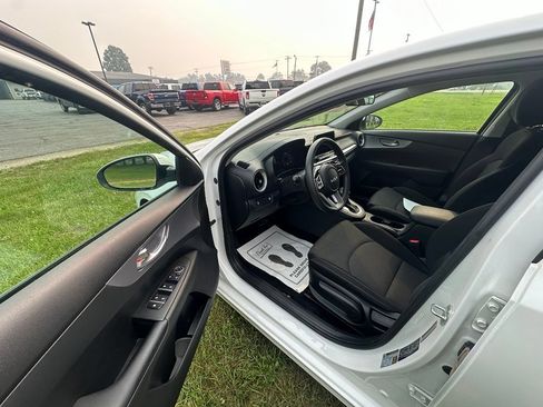 Used 2022 Kia Forte LXS FWD image 9