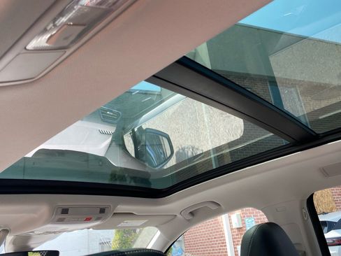 Certified 2023 Volkswagen Tiguan SE w/ Panoramic Sunroof Package AWD/4WD image 17