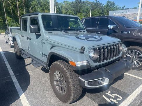 Used 2024 Jeep Gladiator Sport AWD/4WD image 1