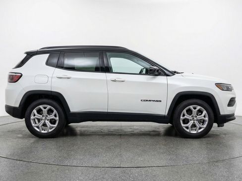 Used 2025 Jeep Compass Latitude AWD/4WD image 11