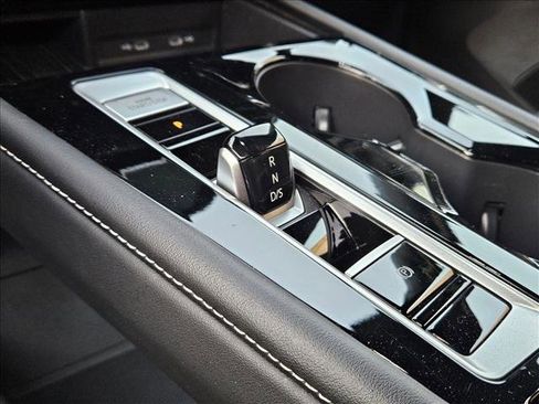 Used 2025 Volkswagen Atlas Cross Sport SE image 11