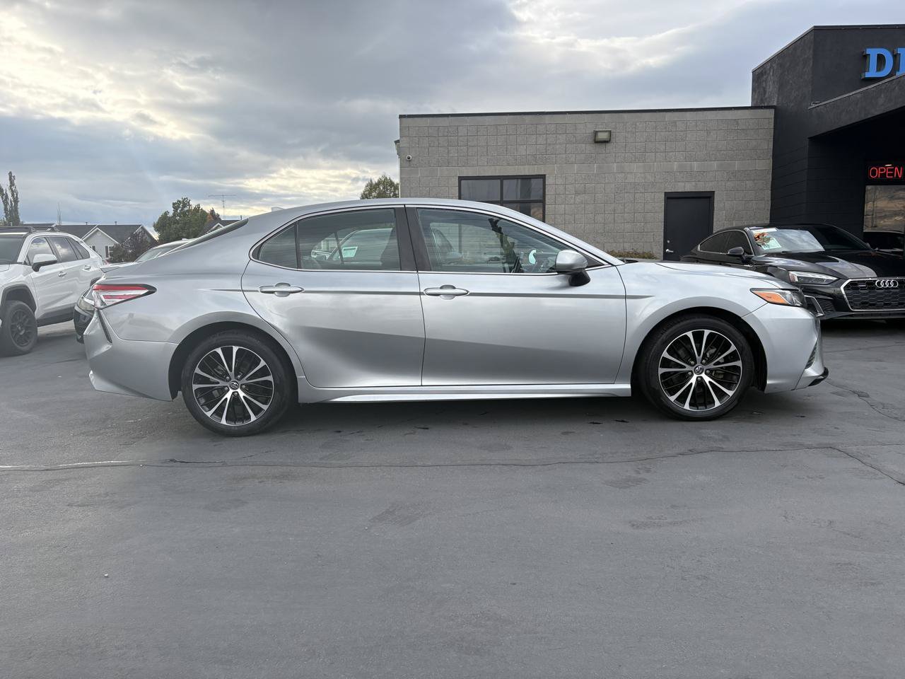 Used 2020 Toyota Camry SE FWD image 4