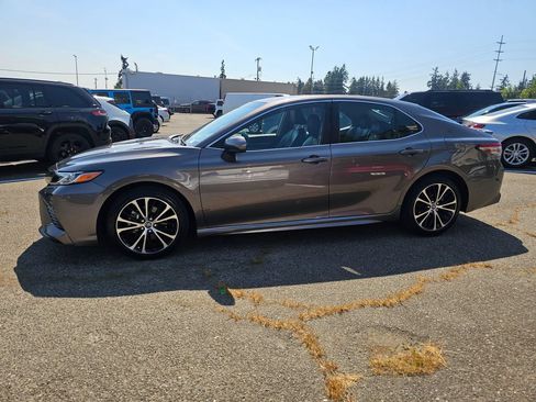 Used 2018 Toyota Camry SE FWD image 4