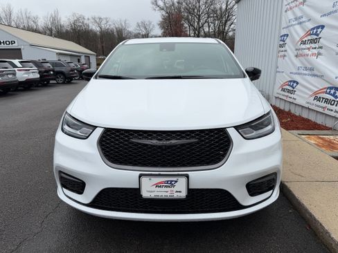 New 2026 Chrysler Pacifica Select image 3