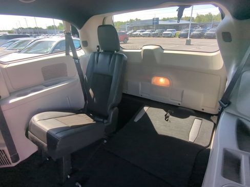 Used 2019 Dodge Grand Caravan SXT FWD image 23