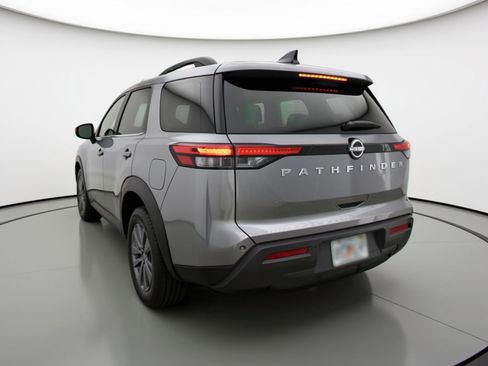 Used 2025 Nissan Pathfinder SV image 5