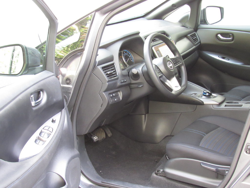 Used 2025 Nissan Leaf S FWD image 9