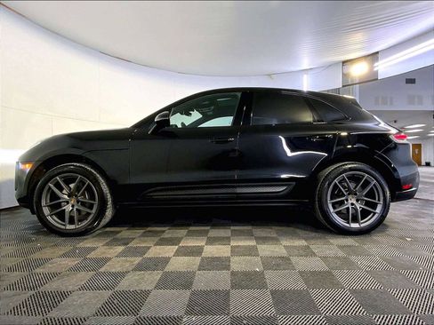 Certified 2024 Porsche Macan image 2