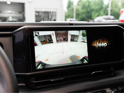 Used 2025 Jeep Gladiator Rubicon w/ Convenience Group AWD/4WD image 23