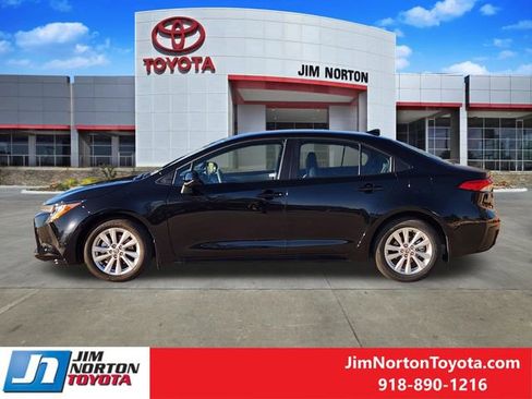 Used 2025 Toyota Corolla LE w/ LE Premium Package image 5