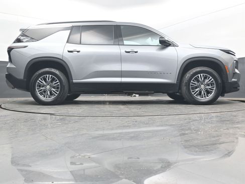 Used 2025 Chevrolet Traverse LT image 27