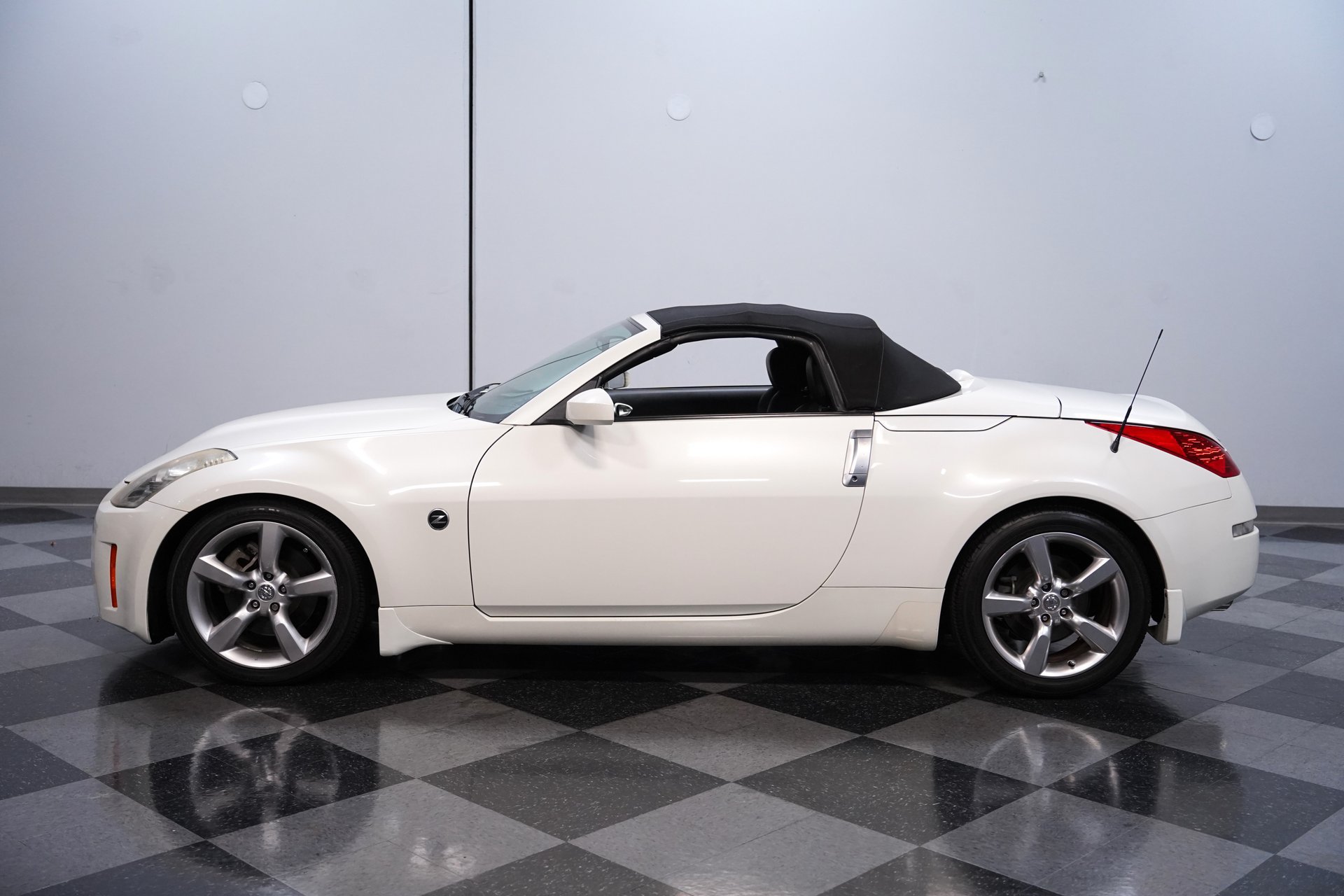 Used 2007 Nissan 350Z Touring RWD image 2