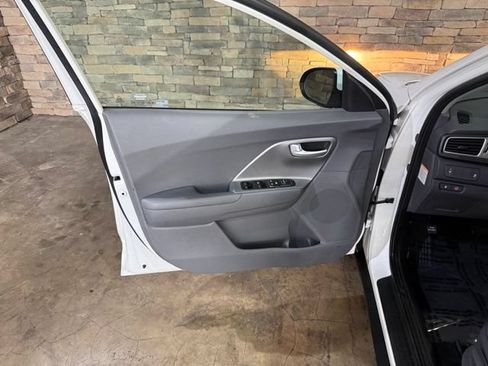 Used 2017 Kia Niro LX FWD image 8