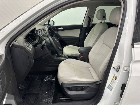 Used 2019 Volkswagen Tiguan SE w/ Panoramic Sunroof Package FWD image 9