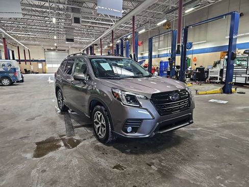Used 2022 Subaru Forester Premium w/ Popular Package #3 image 10
