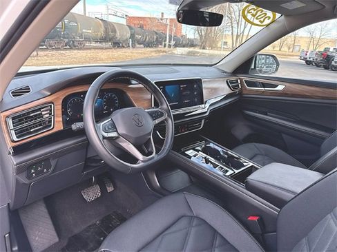 Used 2025 Volkswagen Atlas SE image 10