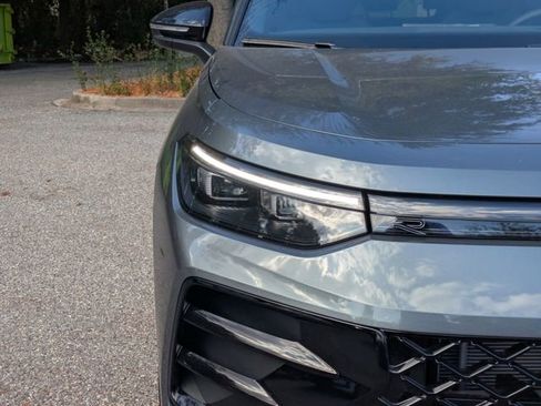 New 2026 Volkswagen Tiguan SE R-Line FWD image 9