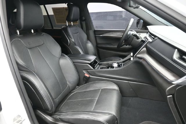 Used 2023 Jeep Grand Cherokee Overland w/ Luxury Tech Group IV AWD/4WD image 36