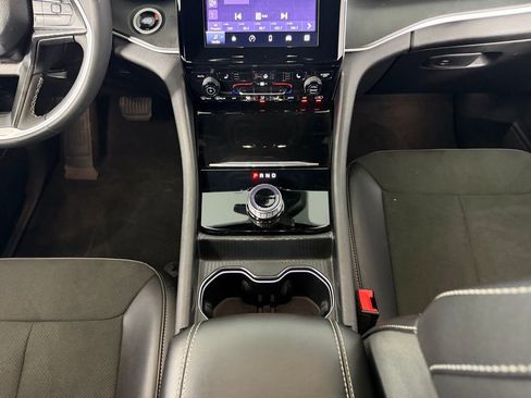 Used 2025 Jeep Grand Cherokee Altitude image 17