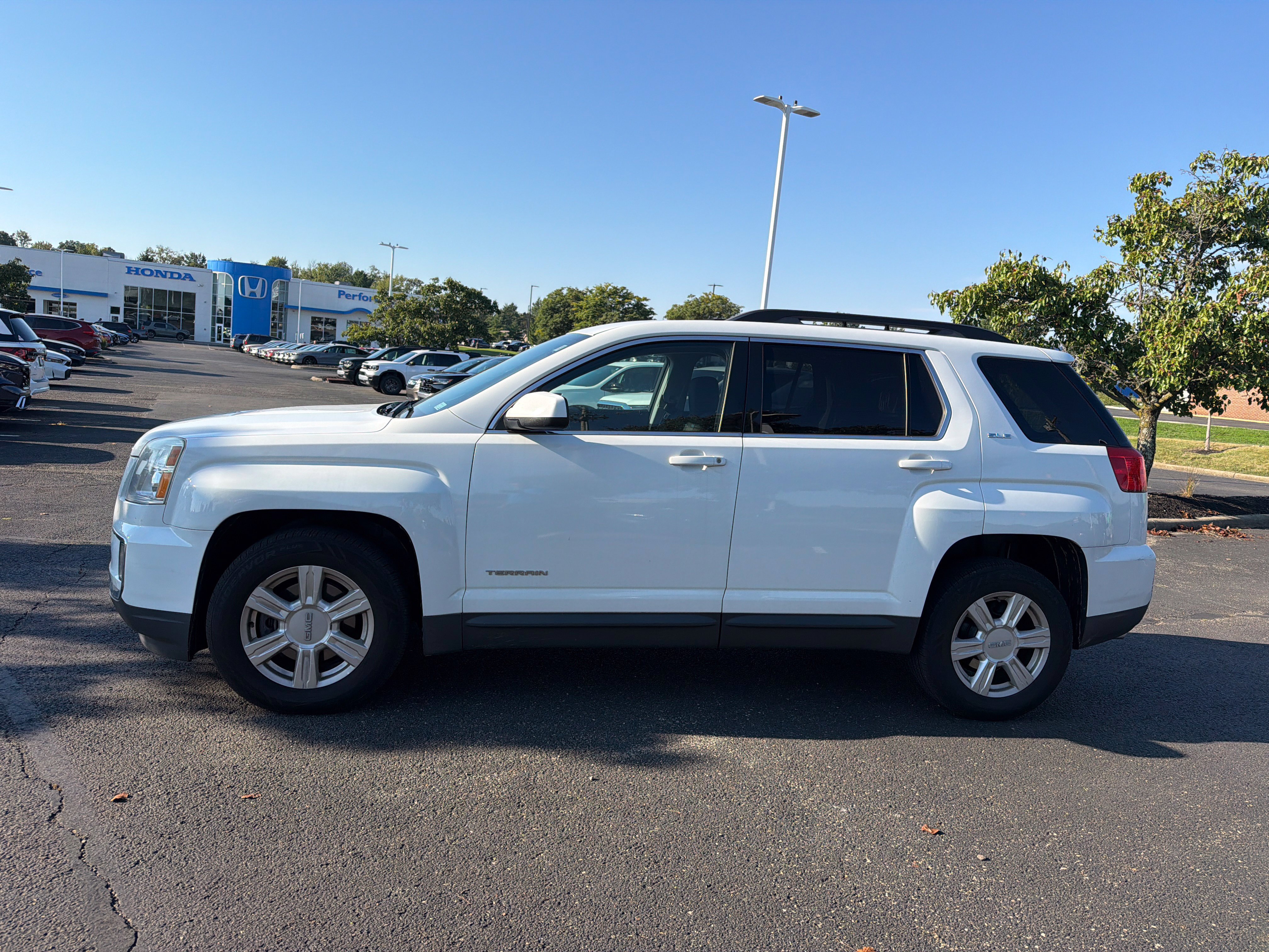 Used 2016 GMC Terrain SLE w/ Convenience Package FWD image 2