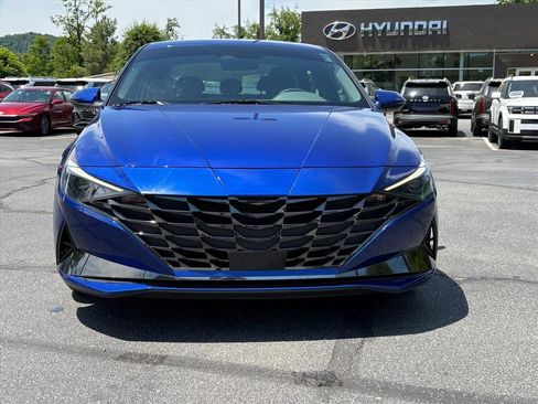 Used 2022 Hyundai Elantra SEL w/ Convenience + Premium Package FWD image 2