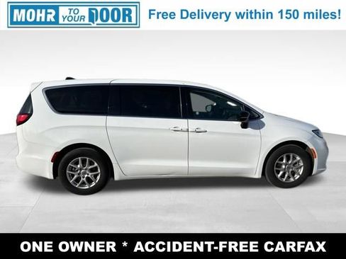 Used 2024 Chrysler Pacifica Touring-L image 4