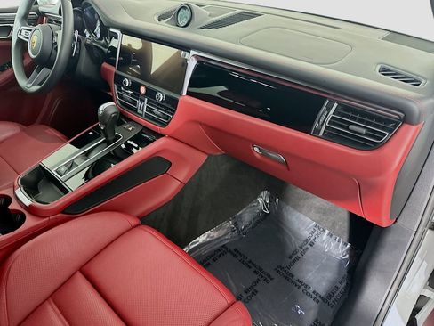 Certified 2025 Porsche Macan image 31
