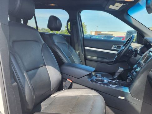 Used 2017 Ford Explorer XLT w/ Equipment Group 202A AWD/4WD image 18