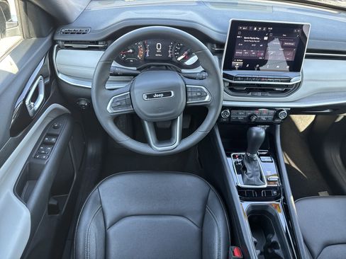 Used 2025 Jeep Compass Limited image 7