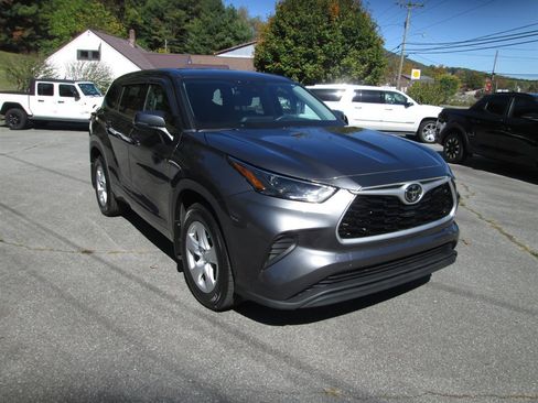 Used 2022 Toyota Highlander L image 3