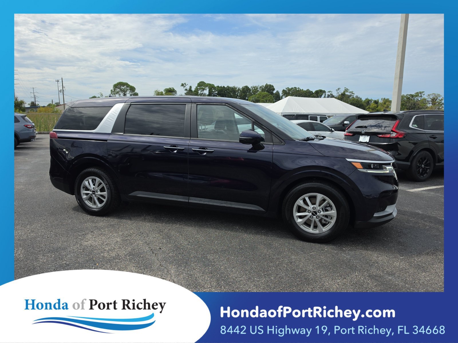 Used 2024 Kia Carnival LX FWD image 1