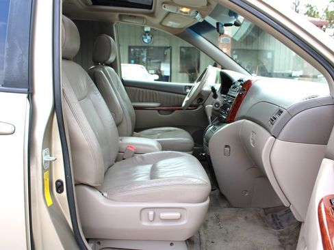 Used 2005 Toyota Sienna XLE image 16