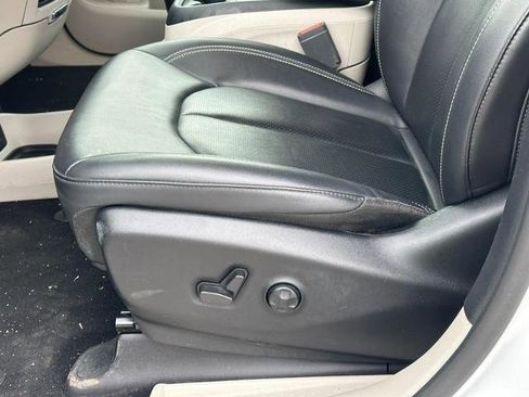 Used 2024 Chrysler Pacifica Touring-L image 19