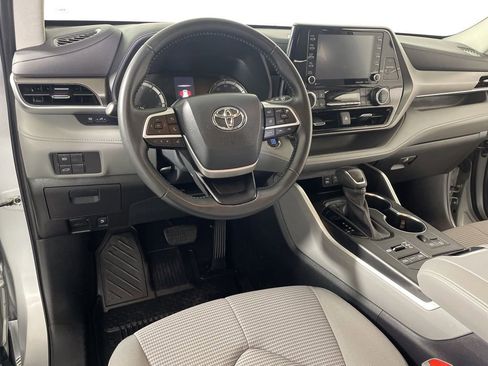 Used 2022 Toyota Highlander LE AWD/4WD image 8