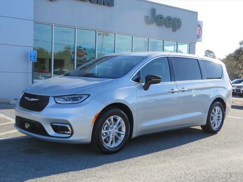 New 2026 Chrysler Pacifica Select image 3